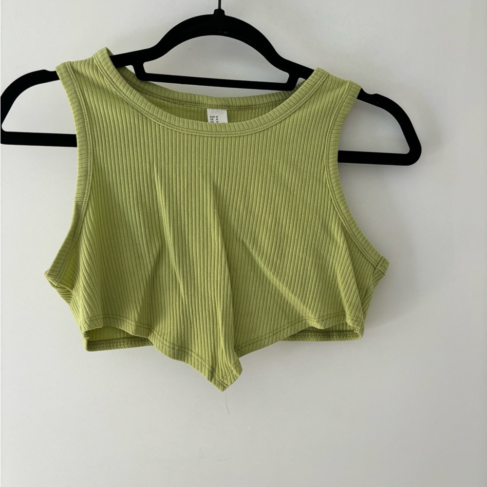 Green crop top with point